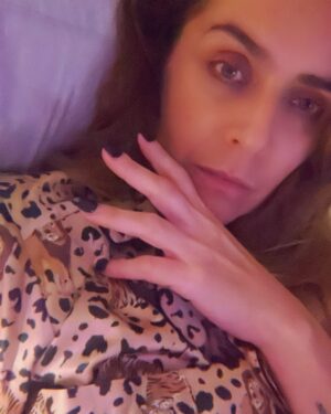Natalia Valdebenito Instagram - Con este carrusel de absoluta apreciación y vanidad personal y selfies se termina una vorágine de teatro. Estoy agradecida y muy contenta de haber podido lograr varios desafíos en corto tiempo. Agradezco a mi salud, al teatro, las amigas, mis amores y esta vez, agradezco a mi capacidad de dar el 100% porque no sé hacerlo de otra forma. La disciplina es mi camino. El talento un testigo que me cuida y la pasión mi forma de enfrentarlo todo.
Me mandé 14 funciones en 3 semanas. Volví a la radio.  Muchos ensayos. Entre medio el @weonaaa.fest. Y tantas pegas y cosas anexas que también me hacen feliz. 
Esto es la respuesta de todo; soy feliz y afortunada de vivir, crecer y vibrar lo que hago día a día. Ese es el motor y la razón de todo. Descansar y parar es necesario, en la camita escribo esto después de muchos domingos sin tregua. Feliz de lo logrado. De no estar sola y tener mucha contención y apoyo. De saber que se vienen muchas cosas más. 

Gracias, teatro. Gracias, comedia. Gracias público fiel y cariñoso. 
Y esta vez, gracias a mi misma por dejarme llevar por la pasión que me hace sentir viva. La vida es hoy, dije una vez por ahí. De eso estoy segura. ♥️