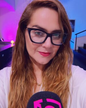 Natalia Valdebenito Instagram - Con este carrusel de absoluta apreciación y vanidad personal y selfies se termina una vorágine de teatro. Estoy agradecida y muy contenta de haber podido lograr varios desafíos en corto tiempo. Agradezco a mi salud, al teatro, las amigas, mis amores y esta vez, agradezco a mi capacidad de dar el 100% porque no sé hacerlo de otra forma. La disciplina es mi camino. El talento un testigo que me cuida y la pasión mi forma de enfrentarlo todo.
Me mandé 14 funciones en 3 semanas. Volví a la radio.  Muchos ensayos. Entre medio el @weonaaa.fest. Y tantas pegas y cosas anexas que también me hacen feliz. 
Esto es la respuesta de todo; soy feliz y afortunada de vivir, crecer y vibrar lo que hago día a día. Ese es el motor y la razón de todo. Descansar y parar es necesario, en la camita escribo esto después de muchos domingos sin tregua. Feliz de lo logrado. De no estar sola y tener mucha contención y apoyo. De saber que se vienen muchas cosas más. 

Gracias, teatro. Gracias, comedia. Gracias público fiel y cariñoso. 
Y esta vez, gracias a mi misma por dejarme llevar por la pasión que me hace sentir viva. La vida es hoy, dije una vez por ahí. De eso estoy segura. ♥️