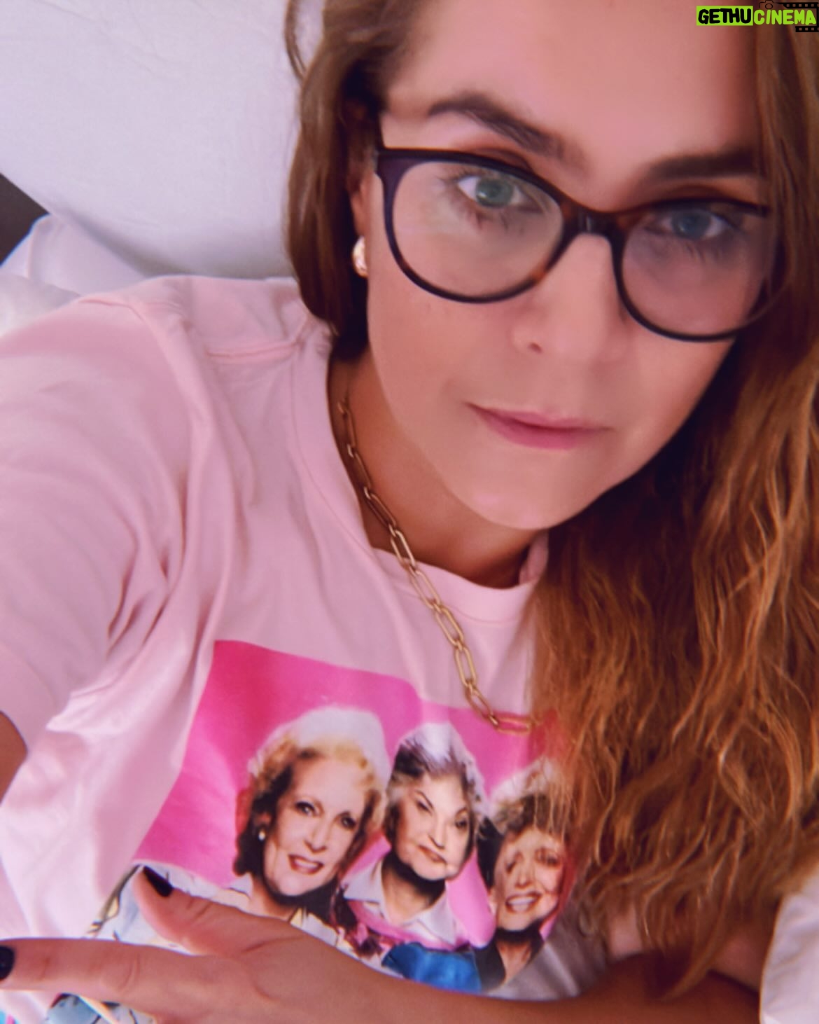 Natalia Valdebenito - 8.7K Likes - Con este carrusel de absoluta apreciación y vanidad personal y selfies se termina una vorágine de teatro. Estoy agradecida y muy contenta de haber podido lograr varios desafíos en corto tiempo. Agradezco a mi salud, al teatro, las amigas, mis amores y esta vez, agradezco a mi capacidad de dar el 100% porque no sé hacerlo de otra forma. La disciplina es mi camino. El talento un testigo que me cuida y la pasión mi forma de enfrentarlo todo.
Me mandé 14 funciones en 3 semanas. Volví a la radio. Muchos ensayos. Entre medio el @weonaaa.fest. Y tantas pegas y cosas anexas que también me hacen feliz.
Esto es la respuesta de todo; soy feliz y afortunada de vivir, crecer y vibrar lo que hago día a día. Ese es el motor y la razón de todo. Descansar y parar es necesario, en la camita escribo esto después de muchos domingos sin tregua. Feliz de lo logrado. De no estar sola y tener mucha contención y apoyo. De saber que se vienen muchas cosas más.
Gracias, teatro. Gracias, comedia. Gracias público fiel y cariñoso.
Y esta vez, gracias a mi misma por dejarme llevar por la pasión que me hace sentir viva. La vida es hoy, dije una vez por ahí. De eso estoy segura. ♥️