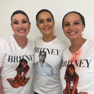 Natalia Valdebenito Instagram - Esta es la historia de tres actrices que aman hacer comedia. Espero entiendan lo que trato de expresar, pero solo quiero decir que encontrar compañeras y amigas para jugar, es lo mejor que me ha pasado en mucho tiempo. “TÓXICAS” ha sido un viaje loquísimo, y lleno de sorpresas para el alma. Amigas nuevas. Ideas nuevas. Una ventana que antes de este encuentro no tenía. 
Gracias @javiera_contador. Eres la gerenta general de la comedia. Tus ojos bellos llenos de verdad. La risa al filo. El chiste al tiro. El ritmo. El entender este amor de una manera tan parecida que me gusta tanto que la vida nos haya juntado. Ahora. Porque ahora era el momento. Gracias por tu talento, cariño e inmensas ganas de aprender de ti que tengo. 🩷
Gracias @srtablum. Eres una máquina de amor y comedia. Una vorágine de talento que amé ver de cerca. Siempre quise que el escenario nos juntara y fue más alucinante de lo que imaginé. Gracias por tu verdad, por tu genuina ternura y por ese talento desbordante que amo. 🩵

“TÓXICAS” sigue su camino. Esto recién empieza. 
Y ¿saben? Está muy bueno esto. 

Gracias, amigas. 
Gracias, comedia. 🔥♥️