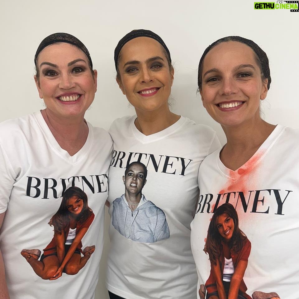 Natalia Valdebenito - 7.1K Likes - Esta es la historia de tres actrices que aman hacer comedia. Espero entiendan lo que trato de expresar, pero solo quiero decir que encontrar compañeras y amigas para jugar, es lo mejor que me ha pasado en mucho tiempo. “TÓXICAS” ha sido un viaje loquísimo, y lleno de sorpresas para el alma. Amigas nuevas. Ideas nuevas. Una ventana que antes de este encuentro no tenía.
Gracias @javiera_contador. Eres la gerenta general de la comedia. Tus ojos bellos llenos de verdad. La risa al filo. El chiste al tiro. El ritmo. El entender este amor de una manera tan parecida que me gusta tanto que la vida nos haya juntado. Ahora. Porque ahora era el momento. Gracias por tu talento, cariño e inmensas ganas de aprender de ti que tengo. 🩷
Gracias @srtablum. Eres una máquina de amor y comedia. Una vorágine de talento que amé ver de cerca. Siempre quise que el escenario nos juntara y fue más alucinante de lo que imaginé. Gracias por tu verdad, por tu genuina ternura y por ese talento desbordante que amo. 🩵
“TÓXICAS” sigue su camino. Esto recién empieza.
Y ¿saben? Está muy bueno esto.
Gracias, amigas.
Gracias, comedia. 🔥♥️