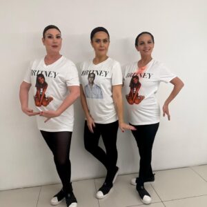 Natalia Valdebenito Instagram - Esta es la historia de tres actrices que aman hacer comedia. Espero entiendan lo que trato de expresar, pero solo quiero decir que encontrar compañeras y amigas para jugar, es lo mejor que me ha pasado en mucho tiempo. “TÓXICAS” ha sido un viaje loquísimo, y lleno de sorpresas para el alma. Amigas nuevas. Ideas nuevas. Una ventana que antes de este encuentro no tenía. 
Gracias @javiera_contador. Eres la gerenta general de la comedia. Tus ojos bellos llenos de verdad. La risa al filo. El chiste al tiro. El ritmo. El entender este amor de una manera tan parecida que me gusta tanto que la vida nos haya juntado. Ahora. Porque ahora era el momento. Gracias por tu talento, cariño e inmensas ganas de aprender de ti que tengo. 🩷
Gracias @srtablum. Eres una máquina de amor y comedia. Una vorágine de talento que amé ver de cerca. Siempre quise que el escenario nos juntara y fue más alucinante de lo que imaginé. Gracias por tu verdad, por tu genuina ternura y por ese talento desbordante que amo. 🩵

“TÓXICAS” sigue su camino. Esto recién empieza. 
Y ¿saben? Está muy bueno esto. 

Gracias, amigas. 
Gracias, comedia. 🔥♥️