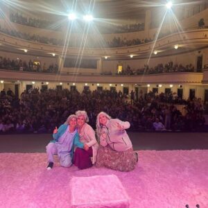 Natalia Valdebenito Instagram - Esta es la historia de tres actrices que aman hacer comedia. Espero entiendan lo que trato de expresar, pero solo quiero decir que encontrar compañeras y amigas para jugar, es lo mejor que me ha pasado en mucho tiempo. “TÓXICAS” ha sido un viaje loquísimo, y lleno de sorpresas para el alma. Amigas nuevas. Ideas nuevas. Una ventana que antes de este encuentro no tenía. 
Gracias @javiera_contador. Eres la gerenta general de la comedia. Tus ojos bellos llenos de verdad. La risa al filo. El chiste al tiro. El ritmo. El entender este amor de una manera tan parecida que me gusta tanto que la vida nos haya juntado. Ahora. Porque ahora era el momento. Gracias por tu talento, cariño e inmensas ganas de aprender de ti que tengo. 🩷
Gracias @srtablum. Eres una máquina de amor y comedia. Una vorágine de talento que amé ver de cerca. Siempre quise que el escenario nos juntara y fue más alucinante de lo que imaginé. Gracias por tu verdad, por tu genuina ternura y por ese talento desbordante que amo. 🩵

“TÓXICAS” sigue su camino. Esto recién empieza. 
Y ¿saben? Está muy bueno esto. 

Gracias, amigas. 
Gracias, comedia. 🔥♥️