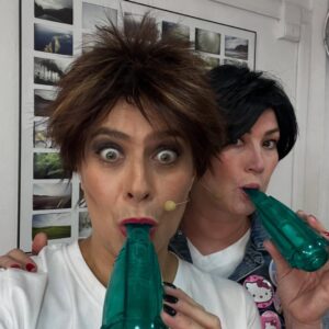 Natalia Valdebenito Instagram - Esta es la historia de tres actrices que aman hacer comedia. Espero entiendan lo que trato de expresar, pero solo quiero decir que encontrar compañeras y amigas para jugar, es lo mejor que me ha pasado en mucho tiempo. “TÓXICAS” ha sido un viaje loquísimo, y lleno de sorpresas para el alma. Amigas nuevas. Ideas nuevas. Una ventana que antes de este encuentro no tenía. 
Gracias @javiera_contador. Eres la gerenta general de la comedia. Tus ojos bellos llenos de verdad. La risa al filo. El chiste al tiro. El ritmo. El entender este amor de una manera tan parecida que me gusta tanto que la vida nos haya juntado. Ahora. Porque ahora era el momento. Gracias por tu talento, cariño e inmensas ganas de aprender de ti que tengo. 🩷
Gracias @srtablum. Eres una máquina de amor y comedia. Una vorágine de talento que amé ver de cerca. Siempre quise que el escenario nos juntara y fue más alucinante de lo que imaginé. Gracias por tu verdad, por tu genuina ternura y por ese talento desbordante que amo. 🩵

“TÓXICAS” sigue su camino. Esto recién empieza. 
Y ¿saben? Está muy bueno esto. 

Gracias, amigas. 
Gracias, comedia. 🔥♥️