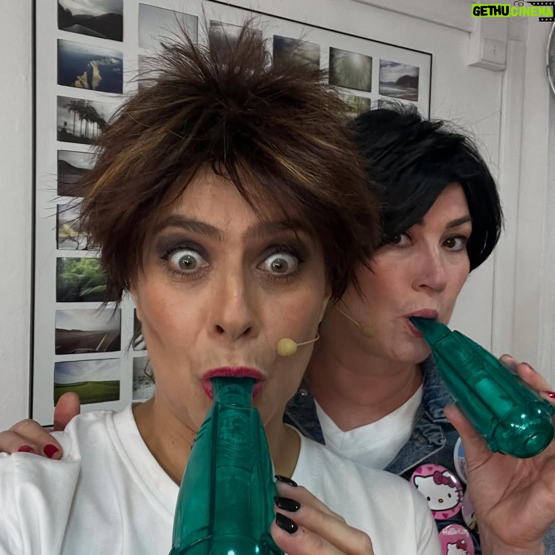 Natalia Valdebenito - 7.1K Likes - Esta es la historia de tres actrices que aman hacer comedia. Espero entiendan lo que trato de expresar, pero solo quiero decir que encontrar compañeras y amigas para jugar, es lo mejor que me ha pasado en mucho tiempo. “TÓXICAS” ha sido un viaje loquísimo, y lleno de sorpresas para el alma. Amigas nuevas. Ideas nuevas. Una ventana que antes de este encuentro no tenía.
Gracias @javiera_contador. Eres la gerenta general de la comedia. Tus ojos bellos llenos de verdad. La risa al filo. El chiste al tiro. El ritmo. El entender este amor de una manera tan parecida que me gusta tanto que la vida nos haya juntado. Ahora. Porque ahora era el momento. Gracias por tu talento, cariño e inmensas ganas de aprender de ti que tengo. 🩷
Gracias @srtablum. Eres una máquina de amor y comedia. Una vorágine de talento que amé ver de cerca. Siempre quise que el escenario nos juntara y fue más alucinante de lo que imaginé. Gracias por tu verdad, por tu genuina ternura y por ese talento desbordante que amo. 🩵
“TÓXICAS” sigue su camino. Esto recién empieza.
Y ¿saben? Está muy bueno esto.
Gracias, amigas.
Gracias, comedia. 🔥♥️