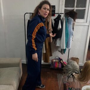 Natalia Valdebenito Instagram - Esta es la historia de tres actrices que aman hacer comedia. Espero entiendan lo que trato de expresar, pero solo quiero decir que encontrar compañeras y amigas para jugar, es lo mejor que me ha pasado en mucho tiempo. “TÓXICAS” ha sido un viaje loquísimo, y lleno de sorpresas para el alma. Amigas nuevas. Ideas nuevas. Una ventana que antes de este encuentro no tenía. 
Gracias @javiera_contador. Eres la gerenta general de la comedia. Tus ojos bellos llenos de verdad. La risa al filo. El chiste al tiro. El ritmo. El entender este amor de una manera tan parecida que me gusta tanto que la vida nos haya juntado. Ahora. Porque ahora era el momento. Gracias por tu talento, cariño e inmensas ganas de aprender de ti que tengo. 🩷
Gracias @srtablum. Eres una máquina de amor y comedia. Una vorágine de talento que amé ver de cerca. Siempre quise que el escenario nos juntara y fue más alucinante de lo que imaginé. Gracias por tu verdad, por tu genuina ternura y por ese talento desbordante que amo. 🩵

“TÓXICAS” sigue su camino. Esto recién empieza. 
Y ¿saben? Está muy bueno esto. 

Gracias, amigas. 
Gracias, comedia. 🔥♥️
