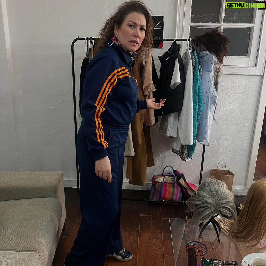 Natalia Valdebenito - 7.1K Likes - Esta es la historia de tres actrices que aman hacer comedia. Espero entiendan lo que trato de expresar, pero solo quiero decir que encontrar compañeras y amigas para jugar, es lo mejor que me ha pasado en mucho tiempo. “TÓXICAS” ha sido un viaje loquísimo, y lleno de sorpresas para el alma. Amigas nuevas. Ideas nuevas. Una ventana que antes de este encuentro no tenía.
Gracias @javiera_contador. Eres la gerenta general de la comedia. Tus ojos bellos llenos de verdad. La risa al filo. El chiste al tiro. El ritmo. El entender este amor de una manera tan parecida que me gusta tanto que la vida nos haya juntado. Ahora. Porque ahora era el momento. Gracias por tu talento, cariño e inmensas ganas de aprender de ti que tengo. 🩷
Gracias @srtablum. Eres una máquina de amor y comedia. Una vorágine de talento que amé ver de cerca. Siempre quise que el escenario nos juntara y fue más alucinante de lo que imaginé. Gracias por tu verdad, por tu genuina ternura y por ese talento desbordante que amo. 🩵
“TÓXICAS” sigue su camino. Esto recién empieza.
Y ¿saben? Está muy bueno esto.
Gracias, amigas.
Gracias, comedia. 🔥♥️