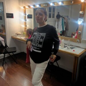 Natalia Valdebenito Instagram - Esta es la historia de tres actrices que aman hacer comedia. Espero entiendan lo que trato de expresar, pero solo quiero decir que encontrar compañeras y amigas para jugar, es lo mejor que me ha pasado en mucho tiempo. “TÓXICAS” ha sido un viaje loquísimo, y lleno de sorpresas para el alma. Amigas nuevas. Ideas nuevas. Una ventana que antes de este encuentro no tenía. 
Gracias @javiera_contador. Eres la gerenta general de la comedia. Tus ojos bellos llenos de verdad. La risa al filo. El chiste al tiro. El ritmo. El entender este amor de una manera tan parecida que me gusta tanto que la vida nos haya juntado. Ahora. Porque ahora era el momento. Gracias por tu talento, cariño e inmensas ganas de aprender de ti que tengo. 🩷
Gracias @srtablum. Eres una máquina de amor y comedia. Una vorágine de talento que amé ver de cerca. Siempre quise que el escenario nos juntara y fue más alucinante de lo que imaginé. Gracias por tu verdad, por tu genuina ternura y por ese talento desbordante que amo. 🩵

“TÓXICAS” sigue su camino. Esto recién empieza. 
Y ¿saben? Está muy bueno esto. 

Gracias, amigas. 
Gracias, comedia. 🔥♥️