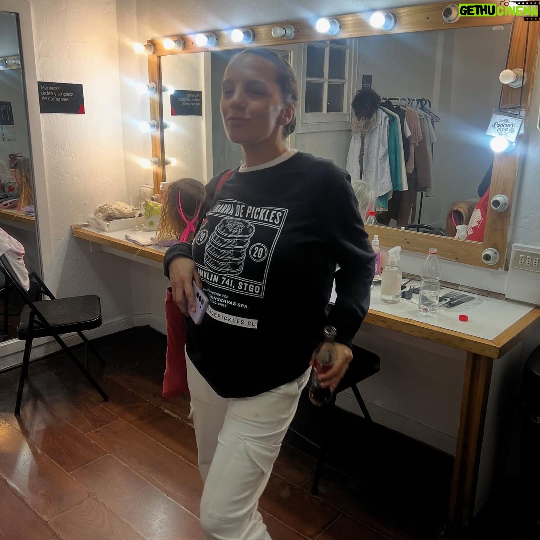 Natalia Valdebenito - 7.1K Likes - Esta es la historia de tres actrices que aman hacer comedia. Espero entiendan lo que trato de expresar, pero solo quiero decir que encontrar compañeras y amigas para jugar, es lo mejor que me ha pasado en mucho tiempo. “TÓXICAS” ha sido un viaje loquísimo, y lleno de sorpresas para el alma. Amigas nuevas. Ideas nuevas. Una ventana que antes de este encuentro no tenía.
Gracias @javiera_contador. Eres la gerenta general de la comedia. Tus ojos bellos llenos de verdad. La risa al filo. El chiste al tiro. El ritmo. El entender este amor de una manera tan parecida que me gusta tanto que la vida nos haya juntado. Ahora. Porque ahora era el momento. Gracias por tu talento, cariño e inmensas ganas de aprender de ti que tengo. 🩷
Gracias @srtablum. Eres una máquina de amor y comedia. Una vorágine de talento que amé ver de cerca. Siempre quise que el escenario nos juntara y fue más alucinante de lo que imaginé. Gracias por tu verdad, por tu genuina ternura y por ese talento desbordante que amo. 🩵
“TÓXICAS” sigue su camino. Esto recién empieza.
Y ¿saben? Está muy bueno esto.
Gracias, amigas.
Gracias, comedia. 🔥♥️