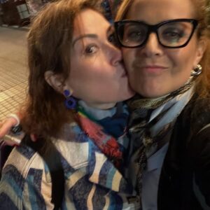 Natalia Valdebenito Instagram - Esta es la historia de tres actrices que aman hacer comedia. Espero entiendan lo que trato de expresar, pero solo quiero decir que encontrar compañeras y amigas para jugar, es lo mejor que me ha pasado en mucho tiempo. “TÓXICAS” ha sido un viaje loquísimo, y lleno de sorpresas para el alma. Amigas nuevas. Ideas nuevas. Una ventana que antes de este encuentro no tenía. 
Gracias @javiera_contador. Eres la gerenta general de la comedia. Tus ojos bellos llenos de verdad. La risa al filo. El chiste al tiro. El ritmo. El entender este amor de una manera tan parecida que me gusta tanto que la vida nos haya juntado. Ahora. Porque ahora era el momento. Gracias por tu talento, cariño e inmensas ganas de aprender de ti que tengo. 🩷
Gracias @srtablum. Eres una máquina de amor y comedia. Una vorágine de talento que amé ver de cerca. Siempre quise que el escenario nos juntara y fue más alucinante de lo que imaginé. Gracias por tu verdad, por tu genuina ternura y por ese talento desbordante que amo. 🩵

“TÓXICAS” sigue su camino. Esto recién empieza. 
Y ¿saben? Está muy bueno esto. 

Gracias, amigas. 
Gracias, comedia. 🔥♥️