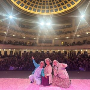 Natalia Valdebenito Instagram - Esta es la historia de tres actrices que aman hacer comedia. Espero entiendan lo que trato de expresar, pero solo quiero decir que encontrar compañeras y amigas para jugar, es lo mejor que me ha pasado en mucho tiempo. “TÓXICAS” ha sido un viaje loquísimo, y lleno de sorpresas para el alma. Amigas nuevas. Ideas nuevas. Una ventana que antes de este encuentro no tenía. 
Gracias @javiera_contador. Eres la gerenta general de la comedia. Tus ojos bellos llenos de verdad. La risa al filo. El chiste al tiro. El ritmo. El entender este amor de una manera tan parecida que me gusta tanto que la vida nos haya juntado. Ahora. Porque ahora era el momento. Gracias por tu talento, cariño e inmensas ganas de aprender de ti que tengo. 🩷
Gracias @srtablum. Eres una máquina de amor y comedia. Una vorágine de talento que amé ver de cerca. Siempre quise que el escenario nos juntara y fue más alucinante de lo que imaginé. Gracias por tu verdad, por tu genuina ternura y por ese talento desbordante que amo. 🩵

“TÓXICAS” sigue su camino. Esto recién empieza. 
Y ¿saben? Está muy bueno esto. 

Gracias, amigas. 
Gracias, comedia. 🔥♥️