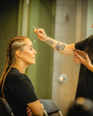 Natalia Valdebenito Instagram - “Esto es un secreto” es un regalo de teatro y belleza. 
Amo mi show y no tengo empacho en decirlo. Metí el stand up al teatro, lo intenté, lo logré y quedó hermoso. 
Siempre se puede hacer algo más prolijo y cuidado para el público. Siempre puede crecer lo que imaginas. 
Aquí un bello registro (y acotado porque hay más) de mi querida @leysofotografia. Quién es ya parte de este grupo humano que tanto quiero. Gracias, amiga. Que seca. Que maravillosa sensibilidad. 

Nos quedan 3 fechas en Stgo. @teatrosangines 
Jueves 10, viernes 11 y sábado 12 de abril. 
20 hrs. 

Los espero como siempre, con escándalo y amor. 🔥🤫