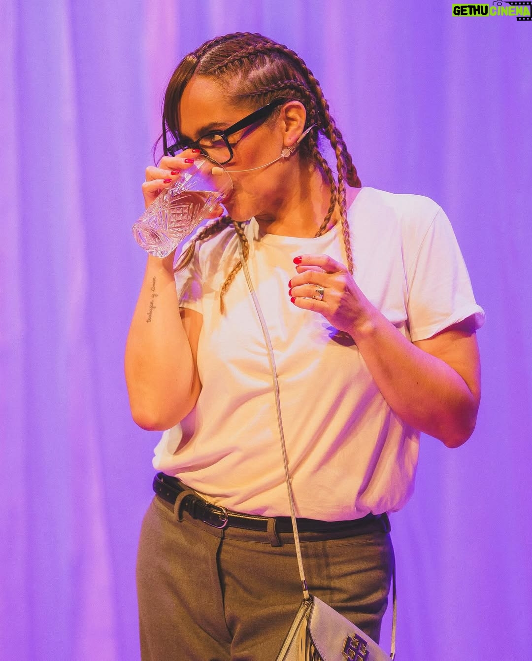 Natalia Valdebenito - 8.6K Likes - “Esto es un secreto” es un regalo de teatro y belleza.
Amo mi show y no tengo empacho en decirlo. Metí el stand up al teatro, lo intenté, lo logré y quedó hermoso.
Siempre se puede hacer algo más prolijo y cuidado para el público. Siempre puede crecer lo que imaginas.
Aquí un bello registro (y acotado porque hay más) de mi querida @leysofotografia. Quién es ya parte de este grupo humano que tanto quiero. Gracias, amiga. Que seca. Que maravillosa sensibilidad.
Nos quedan 3 fechas en Stgo. @teatrosangines
Jueves 10, viernes 11 y sábado 12 de abril.
20 hrs.
Los espero como siempre, con escándalo y amor. 🔥🤫