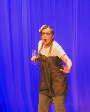 Natalia Valdebenito Instagram - “Esto es un secreto” es un regalo de teatro y belleza. 
Amo mi show y no tengo empacho en decirlo. Metí el stand up al teatro, lo intenté, lo logré y quedó hermoso. 
Siempre se puede hacer algo más prolijo y cuidado para el público. Siempre puede crecer lo que imaginas. 
Aquí un bello registro (y acotado porque hay más) de mi querida @leysofotografia. Quién es ya parte de este grupo humano que tanto quiero. Gracias, amiga. Que seca. Que maravillosa sensibilidad. 

Nos quedan 3 fechas en Stgo. @teatrosangines 
Jueves 10, viernes 11 y sábado 12 de abril. 
20 hrs. 

Los espero como siempre, con escándalo y amor. 🔥🤫