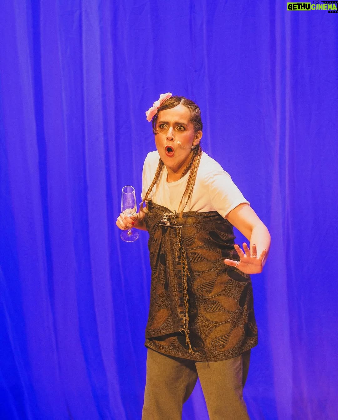 Natalia Valdebenito - 8.6K Likes - “Esto es un secreto” es un regalo de teatro y belleza.
Amo mi show y no tengo empacho en decirlo. Metí el stand up al teatro, lo intenté, lo logré y quedó hermoso.
Siempre se puede hacer algo más prolijo y cuidado para el público. Siempre puede crecer lo que imaginas.
Aquí un bello registro (y acotado porque hay más) de mi querida @leysofotografia. Quién es ya parte de este grupo humano que tanto quiero. Gracias, amiga. Que seca. Que maravillosa sensibilidad.
Nos quedan 3 fechas en Stgo. @teatrosangines
Jueves 10, viernes 11 y sábado 12 de abril.
20 hrs.
Los espero como siempre, con escándalo y amor. 🔥🤫