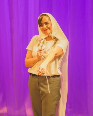 Natalia Valdebenito Instagram - “Esto es un secreto” es un regalo de teatro y belleza. 
Amo mi show y no tengo empacho en decirlo. Metí el stand up al teatro, lo intenté, lo logré y quedó hermoso. 
Siempre se puede hacer algo más prolijo y cuidado para el público. Siempre puede crecer lo que imaginas. 
Aquí un bello registro (y acotado porque hay más) de mi querida @leysofotografia. Quién es ya parte de este grupo humano que tanto quiero. Gracias, amiga. Que seca. Que maravillosa sensibilidad. 

Nos quedan 3 fechas en Stgo. @teatrosangines 
Jueves 10, viernes 11 y sábado 12 de abril. 
20 hrs. 

Los espero como siempre, con escándalo y amor. 🔥🤫