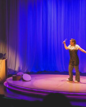 Natalia Valdebenito Instagram - “Esto es un secreto” es un regalo de teatro y belleza. 
Amo mi show y no tengo empacho en decirlo. Metí el stand up al teatro, lo intenté, lo logré y quedó hermoso. 
Siempre se puede hacer algo más prolijo y cuidado para el público. Siempre puede crecer lo que imaginas. 
Aquí un bello registro (y acotado porque hay más) de mi querida @leysofotografia. Quién es ya parte de este grupo humano que tanto quiero. Gracias, amiga. Que seca. Que maravillosa sensibilidad. 

Nos quedan 3 fechas en Stgo. @teatrosangines 
Jueves 10, viernes 11 y sábado 12 de abril. 
20 hrs. 

Los espero como siempre, con escándalo y amor. 🔥🤫