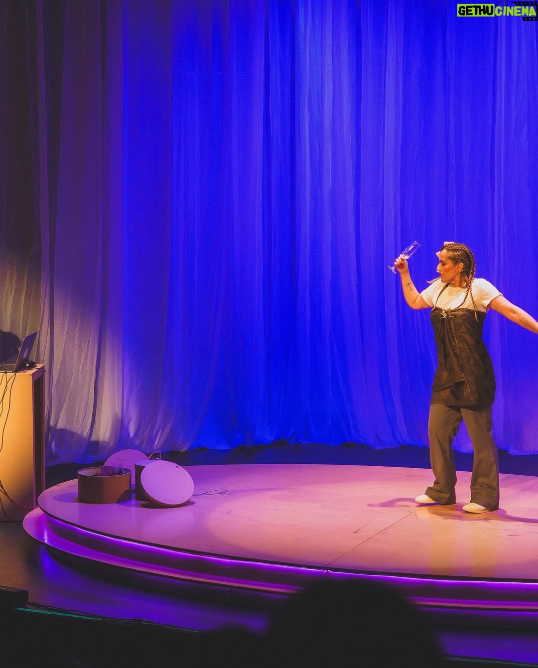 Natalia Valdebenito - 8.6K Likes - “Esto es un secreto” es un regalo de teatro y belleza.
Amo mi show y no tengo empacho en decirlo. Metí el stand up al teatro, lo intenté, lo logré y quedó hermoso.
Siempre se puede hacer algo más prolijo y cuidado para el público. Siempre puede crecer lo que imaginas.
Aquí un bello registro (y acotado porque hay más) de mi querida @leysofotografia. Quién es ya parte de este grupo humano que tanto quiero. Gracias, amiga. Que seca. Que maravillosa sensibilidad.
Nos quedan 3 fechas en Stgo. @teatrosangines
Jueves 10, viernes 11 y sábado 12 de abril.
20 hrs.
Los espero como siempre, con escándalo y amor. 🔥🤫