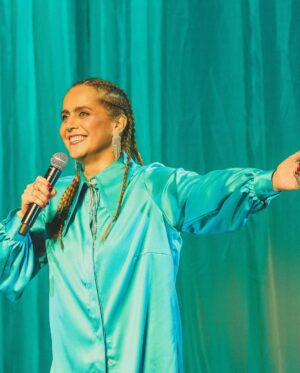 Natalia Valdebenito Instagram - “Esto es un secreto” es un regalo de teatro y belleza. 
Amo mi show y no tengo empacho en decirlo. Metí el stand up al teatro, lo intenté, lo logré y quedó hermoso. 
Siempre se puede hacer algo más prolijo y cuidado para el público. Siempre puede crecer lo que imaginas. 
Aquí un bello registro (y acotado porque hay más) de mi querida @leysofotografia. Quién es ya parte de este grupo humano que tanto quiero. Gracias, amiga. Que seca. Que maravillosa sensibilidad. 

Nos quedan 3 fechas en Stgo. @teatrosangines 
Jueves 10, viernes 11 y sábado 12 de abril. 
20 hrs. 

Los espero como siempre, con escándalo y amor. 🔥🤫