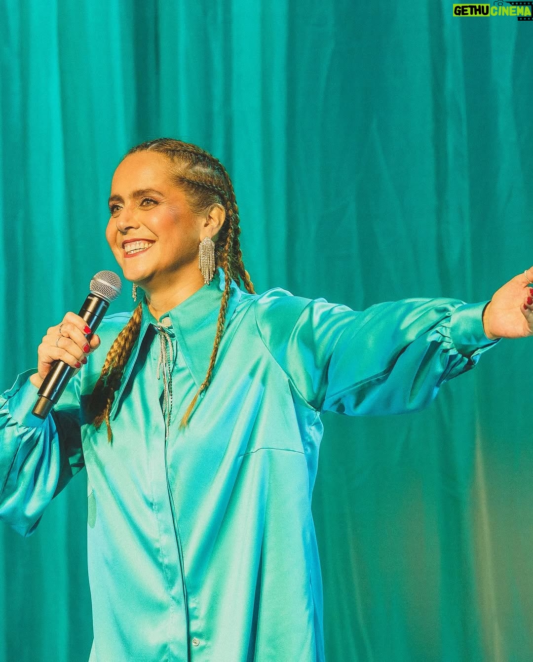 Natalia Valdebenito - 8.6K Likes - “Esto es un secreto” es un regalo de teatro y belleza.
Amo mi show y no tengo empacho en decirlo. Metí el stand up al teatro, lo intenté, lo logré y quedó hermoso.
Siempre se puede hacer algo más prolijo y cuidado para el público. Siempre puede crecer lo que imaginas.
Aquí un bello registro (y acotado porque hay más) de mi querida @leysofotografia. Quién es ya parte de este grupo humano que tanto quiero. Gracias, amiga. Que seca. Que maravillosa sensibilidad.
Nos quedan 3 fechas en Stgo. @teatrosangines
Jueves 10, viernes 11 y sábado 12 de abril.
20 hrs.
Los espero como siempre, con escándalo y amor. 🔥🤫