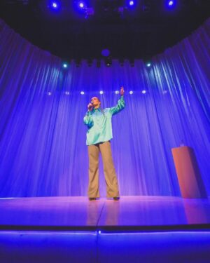 Natalia Valdebenito Instagram - “Esto es un secreto” es un regalo de teatro y belleza. 
Amo mi show y no tengo empacho en decirlo. Metí el stand up al teatro, lo intenté, lo logré y quedó hermoso. 
Siempre se puede hacer algo más prolijo y cuidado para el público. Siempre puede crecer lo que imaginas. 
Aquí un bello registro (y acotado porque hay más) de mi querida @leysofotografia. Quién es ya parte de este grupo humano que tanto quiero. Gracias, amiga. Que seca. Que maravillosa sensibilidad. 

Nos quedan 3 fechas en Stgo. @teatrosangines 
Jueves 10, viernes 11 y sábado 12 de abril. 
20 hrs. 

Los espero como siempre, con escándalo y amor. 🔥🤫