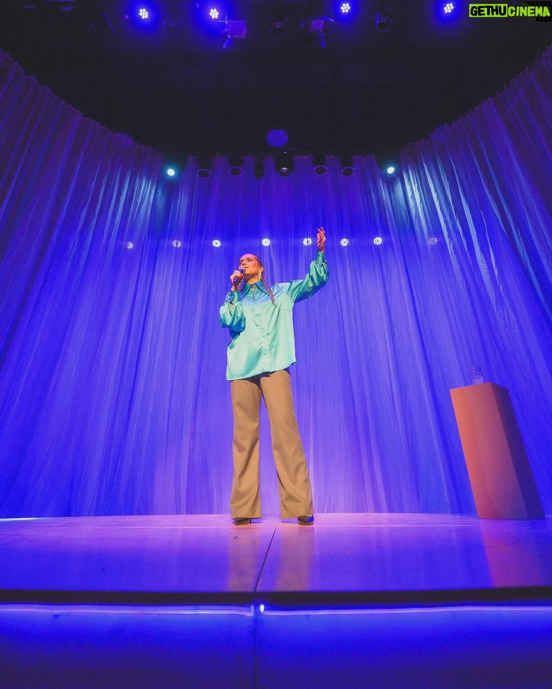 Natalia Valdebenito - 8.6K Likes - “Esto es un secreto” es un regalo de teatro y belleza.
Amo mi show y no tengo empacho en decirlo. Metí el stand up al teatro, lo intenté, lo logré y quedó hermoso.
Siempre se puede hacer algo más prolijo y cuidado para el público. Siempre puede crecer lo que imaginas.
Aquí un bello registro (y acotado porque hay más) de mi querida @leysofotografia. Quién es ya parte de este grupo humano que tanto quiero. Gracias, amiga. Que seca. Que maravillosa sensibilidad.
Nos quedan 3 fechas en Stgo. @teatrosangines
Jueves 10, viernes 11 y sábado 12 de abril.
20 hrs.
Los espero como siempre, con escándalo y amor. 🔥🤫