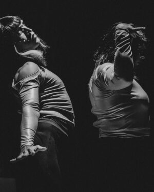 Natalia Valdebenito Instagram - “Esto es un secreto” es un regalo de teatro y belleza. 
Amo mi show y no tengo empacho en decirlo. Metí el stand up al teatro, lo intenté, lo logré y quedó hermoso. 
Siempre se puede hacer algo más prolijo y cuidado para el público. Siempre puede crecer lo que imaginas. 
Aquí un bello registro (y acotado porque hay más) de mi querida @leysofotografia. Quién es ya parte de este grupo humano que tanto quiero. Gracias, amiga. Que seca. Que maravillosa sensibilidad. 

Nos quedan 3 fechas en Stgo. @teatrosangines 
Jueves 10, viernes 11 y sábado 12 de abril. 
20 hrs. 

Los espero como siempre, con escándalo y amor. 🔥🤫