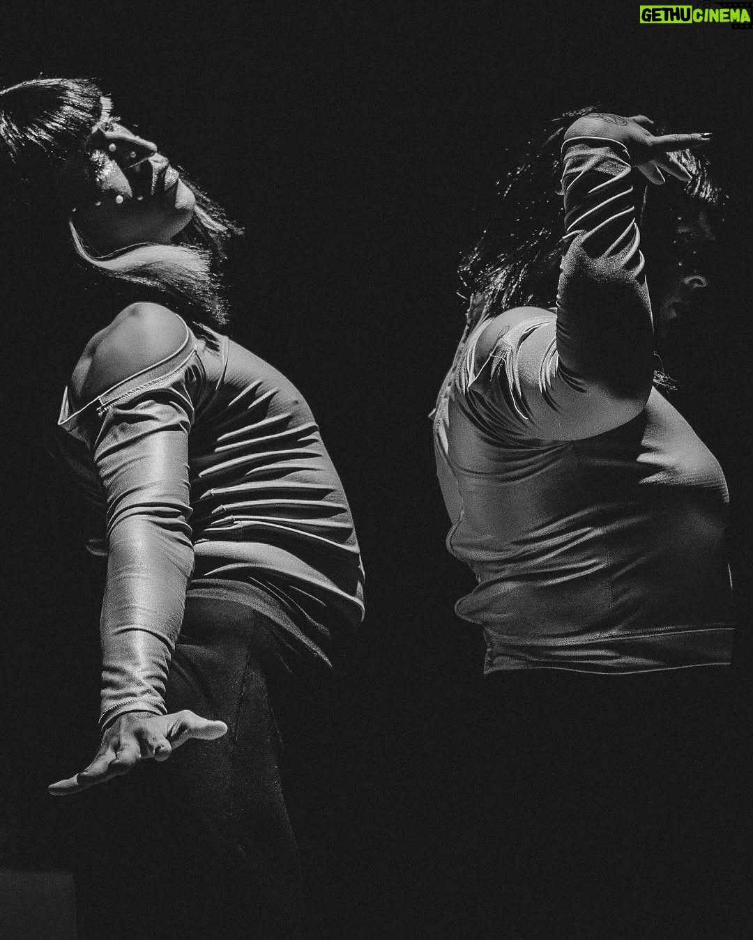 Natalia Valdebenito - 8.6K Likes - “Esto es un secreto” es un regalo de teatro y belleza.
Amo mi show y no tengo empacho en decirlo. Metí el stand up al teatro, lo intenté, lo logré y quedó hermoso.
Siempre se puede hacer algo más prolijo y cuidado para el público. Siempre puede crecer lo que imaginas.
Aquí un bello registro (y acotado porque hay más) de mi querida @leysofotografia. Quién es ya parte de este grupo humano que tanto quiero. Gracias, amiga. Que seca. Que maravillosa sensibilidad.
Nos quedan 3 fechas en Stgo. @teatrosangines
Jueves 10, viernes 11 y sábado 12 de abril.
20 hrs.
Los espero como siempre, con escándalo y amor. 🔥🤫