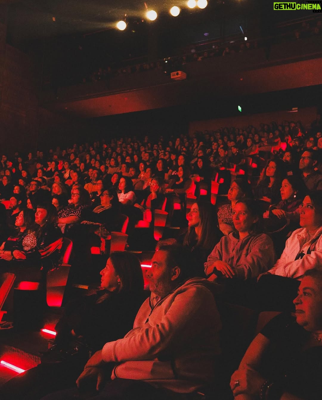Natalia Valdebenito - 8.6K Likes - “Esto es un secreto” es un regalo de teatro y belleza.
Amo mi show y no tengo empacho en decirlo. Metí el stand up al teatro, lo intenté, lo logré y quedó hermoso.
Siempre se puede hacer algo más prolijo y cuidado para el público. Siempre puede crecer lo que imaginas.
Aquí un bello registro (y acotado porque hay más) de mi querida @leysofotografia. Quién es ya parte de este grupo humano que tanto quiero. Gracias, amiga. Que seca. Que maravillosa sensibilidad.
Nos quedan 3 fechas en Stgo. @teatrosangines
Jueves 10, viernes 11 y sábado 12 de abril.
20 hrs.
Los espero como siempre, con escándalo y amor. 🔥🤫
