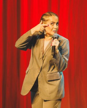 Natalia Valdebenito Instagram - “Esto es un secreto” es un regalo de teatro y belleza. 
Amo mi show y no tengo empacho en decirlo. Metí el stand up al teatro, lo intenté, lo logré y quedó hermoso. 
Siempre se puede hacer algo más prolijo y cuidado para el público. Siempre puede crecer lo que imaginas. 
Aquí un bello registro (y acotado porque hay más) de mi querida @leysofotografia. Quién es ya parte de este grupo humano que tanto quiero. Gracias, amiga. Que seca. Que maravillosa sensibilidad. 

Nos quedan 3 fechas en Stgo. @teatrosangines 
Jueves 10, viernes 11 y sábado 12 de abril. 
20 hrs. 

Los espero como siempre, con escándalo y amor. 🔥🤫