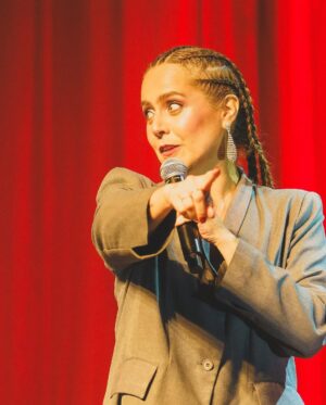 Natalia Valdebenito Instagram - “Esto es un secreto” es un regalo de teatro y belleza. 
Amo mi show y no tengo empacho en decirlo. Metí el stand up al teatro, lo intenté, lo logré y quedó hermoso. 
Siempre se puede hacer algo más prolijo y cuidado para el público. Siempre puede crecer lo que imaginas. 
Aquí un bello registro (y acotado porque hay más) de mi querida @leysofotografia. Quién es ya parte de este grupo humano que tanto quiero. Gracias, amiga. Que seca. Que maravillosa sensibilidad. 

Nos quedan 3 fechas en Stgo. @teatrosangines 
Jueves 10, viernes 11 y sábado 12 de abril. 
20 hrs. 

Los espero como siempre, con escándalo y amor. 🔥🤫
