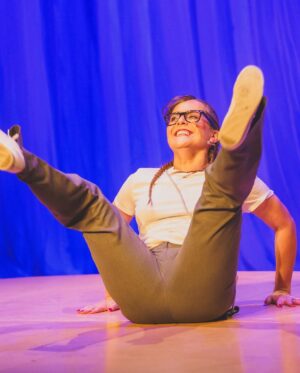 Natalia Valdebenito Instagram - “Esto es un secreto” es un regalo de teatro y belleza. 
Amo mi show y no tengo empacho en decirlo. Metí el stand up al teatro, lo intenté, lo logré y quedó hermoso. 
Siempre se puede hacer algo más prolijo y cuidado para el público. Siempre puede crecer lo que imaginas. 
Aquí un bello registro (y acotado porque hay más) de mi querida @leysofotografia. Quién es ya parte de este grupo humano que tanto quiero. Gracias, amiga. Que seca. Que maravillosa sensibilidad. 

Nos quedan 3 fechas en Stgo. @teatrosangines 
Jueves 10, viernes 11 y sábado 12 de abril. 
20 hrs. 

Los espero como siempre, con escándalo y amor. 🔥🤫