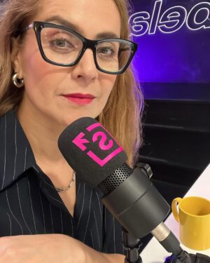 Natalia Valdebenito Instagram - Con este carrusel de absoluta apreciación y vanidad personal y selfies se termina una vorágine de teatro. Estoy agradecida y muy contenta de haber podido lograr varios desafíos en corto tiempo. Agradezco a mi salud, al teatro, las amigas, mis amores y esta vez, agradezco a mi capacidad de dar el 100% porque no sé hacerlo de otra forma. La disciplina es mi camino. El talento un testigo que me cuida y la pasión mi forma de enfrentarlo todo.
Me mandé 14 funciones en 3 semanas. Volví a la radio.  Muchos ensayos. Entre medio el @weonaaa.fest. Y tantas pegas y cosas anexas que también me hacen feliz. 
Esto es la respuesta de todo; soy feliz y afortunada de vivir, crecer y vibrar lo que hago día a día. Ese es el motor y la razón de todo. Descansar y parar es necesario, en la camita escribo esto después de muchos domingos sin tregua. Feliz de lo logrado. De no estar sola y tener mucha contención y apoyo. De saber que se vienen muchas cosas más. 

Gracias, teatro. Gracias, comedia. Gracias público fiel y cariñoso. 
Y esta vez, gracias a mi misma por dejarme llevar por la pasión que me hace sentir viva. La vida es hoy, dije una vez por ahí. De eso estoy segura. ♥️