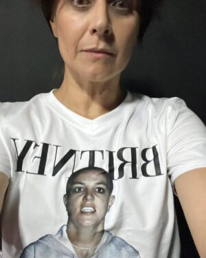 Natalia Valdebenito Instagram - Con este carrusel de absoluta apreciación y vanidad personal y selfies se termina una vorágine de teatro. Estoy agradecida y muy contenta de haber podido lograr varios desafíos en corto tiempo. Agradezco a mi salud, al teatro, las amigas, mis amores y esta vez, agradezco a mi capacidad de dar el 100% porque no sé hacerlo de otra forma. La disciplina es mi camino. El talento un testigo que me cuida y la pasión mi forma de enfrentarlo todo.
Me mandé 14 funciones en 3 semanas. Volví a la radio.  Muchos ensayos. Entre medio el @weonaaa.fest. Y tantas pegas y cosas anexas que también me hacen feliz. 
Esto es la respuesta de todo; soy feliz y afortunada de vivir, crecer y vibrar lo que hago día a día. Ese es el motor y la razón de todo. Descansar y parar es necesario, en la camita escribo esto después de muchos domingos sin tregua. Feliz de lo logrado. De no estar sola y tener mucha contención y apoyo. De saber que se vienen muchas cosas más. 

Gracias, teatro. Gracias, comedia. Gracias público fiel y cariñoso. 
Y esta vez, gracias a mi misma por dejarme llevar por la pasión que me hace sentir viva. La vida es hoy, dije una vez por ahí. De eso estoy segura. ♥️