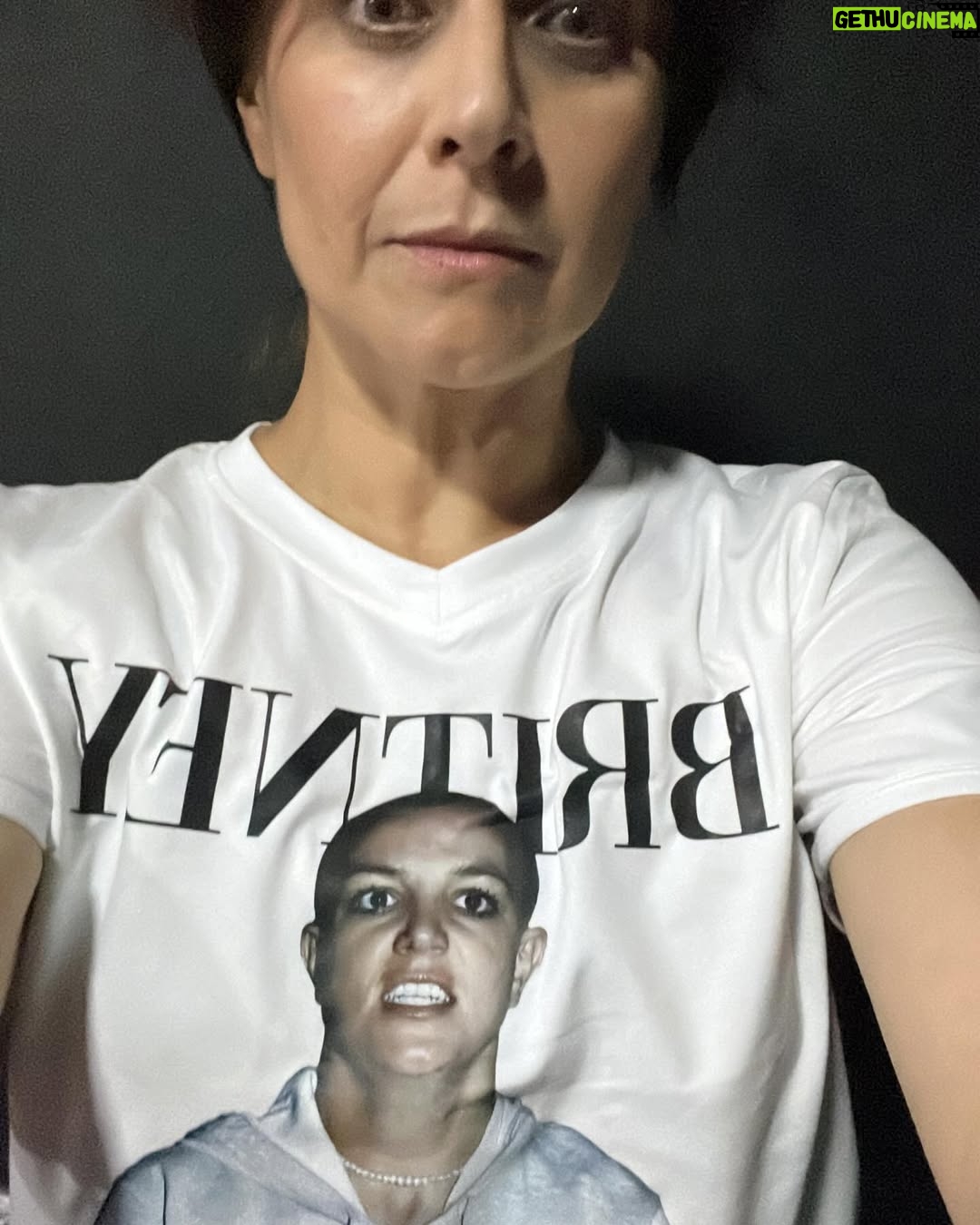 Natalia Valdebenito - 8.7K Likes - Con este carrusel de absoluta apreciación y vanidad personal y selfies se termina una vorágine de teatro. Estoy agradecida y muy contenta de haber podido lograr varios desafíos en corto tiempo. Agradezco a mi salud, al teatro, las amigas, mis amores y esta vez, agradezco a mi capacidad de dar el 100% porque no sé hacerlo de otra forma. La disciplina es mi camino. El talento un testigo que me cuida y la pasión mi forma de enfrentarlo todo.
Me mandé 14 funciones en 3 semanas. Volví a la radio. Muchos ensayos. Entre medio el @weonaaa.fest. Y tantas pegas y cosas anexas que también me hacen feliz.
Esto es la respuesta de todo; soy feliz y afortunada de vivir, crecer y vibrar lo que hago día a día. Ese es el motor y la razón de todo. Descansar y parar es necesario, en la camita escribo esto después de muchos domingos sin tregua. Feliz de lo logrado. De no estar sola y tener mucha contención y apoyo. De saber que se vienen muchas cosas más.
Gracias, teatro. Gracias, comedia. Gracias público fiel y cariñoso.
Y esta vez, gracias a mi misma por dejarme llevar por la pasión que me hace sentir viva. La vida es hoy, dije una vez por ahí. De eso estoy segura. ♥️