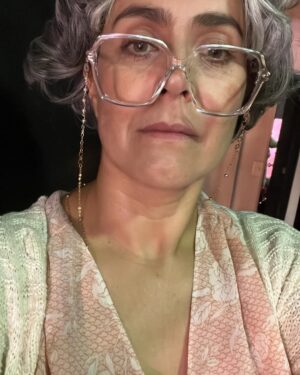 Natalia Valdebenito Instagram - Con este carrusel de absoluta apreciación y vanidad personal y selfies se termina una vorágine de teatro. Estoy agradecida y muy contenta de haber podido lograr varios desafíos en corto tiempo. Agradezco a mi salud, al teatro, las amigas, mis amores y esta vez, agradezco a mi capacidad de dar el 100% porque no sé hacerlo de otra forma. La disciplina es mi camino. El talento un testigo que me cuida y la pasión mi forma de enfrentarlo todo.
Me mandé 14 funciones en 3 semanas. Volví a la radio.  Muchos ensayos. Entre medio el @weonaaa.fest. Y tantas pegas y cosas anexas que también me hacen feliz. 
Esto es la respuesta de todo; soy feliz y afortunada de vivir, crecer y vibrar lo que hago día a día. Ese es el motor y la razón de todo. Descansar y parar es necesario, en la camita escribo esto después de muchos domingos sin tregua. Feliz de lo logrado. De no estar sola y tener mucha contención y apoyo. De saber que se vienen muchas cosas más. 

Gracias, teatro. Gracias, comedia. Gracias público fiel y cariñoso. 
Y esta vez, gracias a mi misma por dejarme llevar por la pasión que me hace sentir viva. La vida es hoy, dije una vez por ahí. De eso estoy segura. ♥️