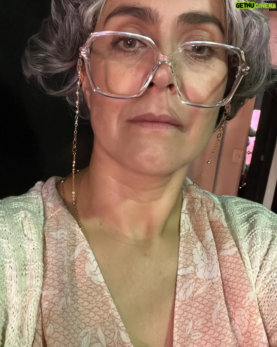 Natalia Valdebenito - 8.7K Likes - Con este carrusel de absoluta apreciación y vanidad personal y selfies se termina una vorágine de teatro. Estoy agradecida y muy contenta de haber podido lograr varios desafíos en corto tiempo. Agradezco a mi salud, al teatro, las amigas, mis amores y esta vez, agradezco a mi capacidad de dar el 100% porque no sé hacerlo de otra forma. La disciplina es mi camino. El talento un testigo que me cuida y la pasión mi forma de enfrentarlo todo.
Me mandé 14 funciones en 3 semanas. Volví a la radio. Muchos ensayos. Entre medio el @weonaaa.fest. Y tantas pegas y cosas anexas que también me hacen feliz.
Esto es la respuesta de todo; soy feliz y afortunada de vivir, crecer y vibrar lo que hago día a día. Ese es el motor y la razón de todo. Descansar y parar es necesario, en la camita escribo esto después de muchos domingos sin tregua. Feliz de lo logrado. De no estar sola y tener mucha contención y apoyo. De saber que se vienen muchas cosas más.
Gracias, teatro. Gracias, comedia. Gracias público fiel y cariñoso.
Y esta vez, gracias a mi misma por dejarme llevar por la pasión que me hace sentir viva. La vida es hoy, dije una vez por ahí. De eso estoy segura. ♥️