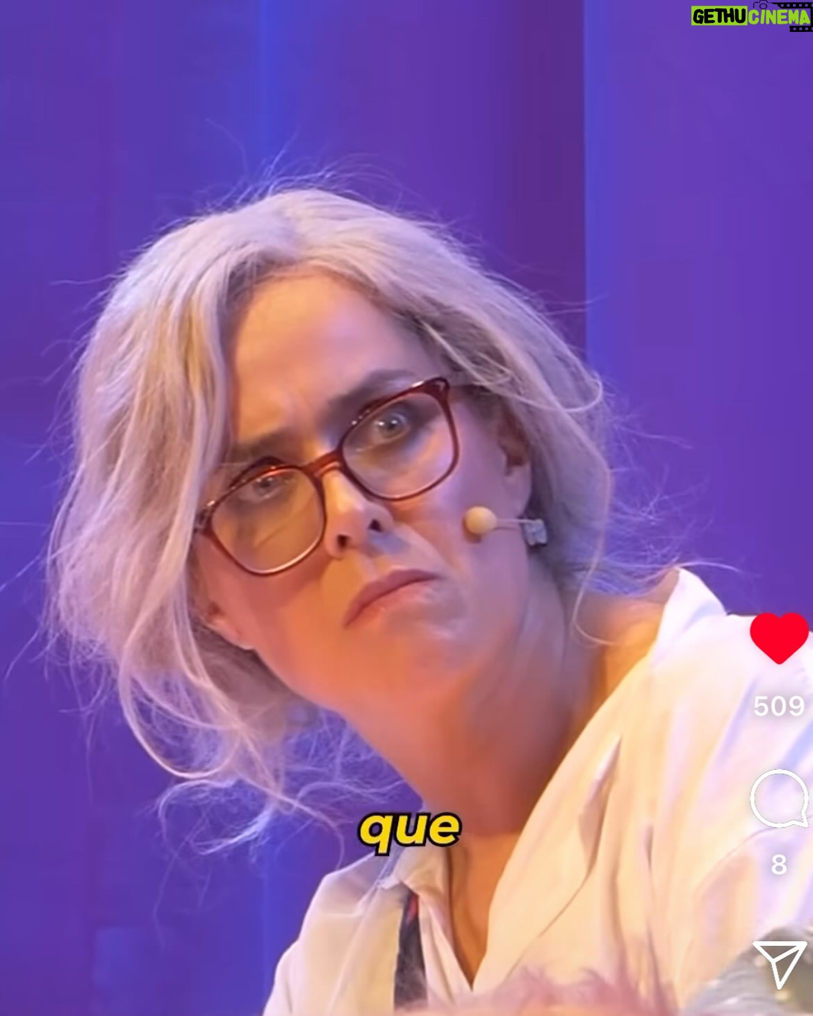 Natalia Valdebenito - 8.7K Likes - Con este carrusel de absoluta apreciación y vanidad personal y selfies se termina una vorágine de teatro. Estoy agradecida y muy contenta de haber podido lograr varios desafíos en corto tiempo. Agradezco a mi salud, al teatro, las amigas, mis amores y esta vez, agradezco a mi capacidad de dar el 100% porque no sé hacerlo de otra forma. La disciplina es mi camino. El talento un testigo que me cuida y la pasión mi forma de enfrentarlo todo.
Me mandé 14 funciones en 3 semanas. Volví a la radio. Muchos ensayos. Entre medio el @weonaaa.fest. Y tantas pegas y cosas anexas que también me hacen feliz.
Esto es la respuesta de todo; soy feliz y afortunada de vivir, crecer y vibrar lo que hago día a día. Ese es el motor y la razón de todo. Descansar y parar es necesario, en la camita escribo esto después de muchos domingos sin tregua. Feliz de lo logrado. De no estar sola y tener mucha contención y apoyo. De saber que se vienen muchas cosas más.
Gracias, teatro. Gracias, comedia. Gracias público fiel y cariñoso.
Y esta vez, gracias a mi misma por dejarme llevar por la pasión que me hace sentir viva. La vida es hoy, dije una vez por ahí. De eso estoy segura. ♥️