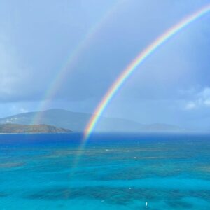 Natalie Imbruglia Instagram - I recently had an inspiring week on Necker Island with @virginunite Jimmy Ku and a group of incredible changemakers. So many big ideas and even bigger hearts. 
Thank you for inviting me to perform and for including @harrytofficial and I in the discussions. Can’t wait to see what the future holds! ☀️🩵💙✨