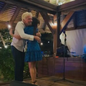 Natalie Imbruglia Instagram - I recently had an inspiring week on Necker Island with @virginunite Jimmy Ku and a group of incredible changemakers. So many big ideas and even bigger hearts. 
Thank you for inviting me to perform and for including @harrytofficial and I in the discussions. Can’t wait to see what the future holds! ☀️🩵💙✨