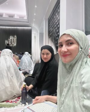 Natalie Sarah Instagram - Qiyamul lail, Malam 25 💚 di @annoor.mosque MashaAllah Tabarakallah 

-
#ramadan #qiamullail #masyallahtabarakallah #mashaallah #allahummashollialasayyidinamuhammadwaalaalisayyidinamuhammad #love #malam #istiqomah