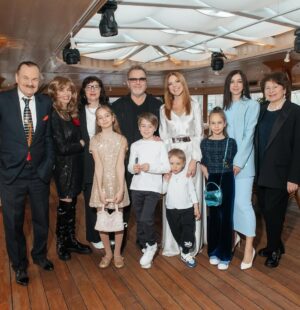 Natalya Podolskaya Instagram - Сегодня день рождения у нашего папы , у нашего обожаемого Петровича -79 лет !!!! Хочу пожелать конечно здоровья, хочу пожелать нескончаемых историй, которые мы так любим , хочу частых посиделок за нашим столом , а потом беречь Вашу дремоту на диване , хочу видеть Вас на сцене с саксофоном и слушать Замок из Дождя , хочу при встрече обнимать Вас , целовать в щеку и слышать-привет , Тусенька ♥️♥️♥️ Люблю Вас , наш папа ♥️. С Днем Рождения 🎉