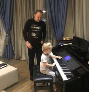 Natalya Podolskaya Instagram - Сегодня день рождения у нашего папы , у нашего обожаемого Петровича -79 лет !!!! Хочу пожелать конечно здоровья, хочу пожелать нескончаемых историй, которые мы так любим , хочу частых посиделок за нашим столом , а потом беречь Вашу дремоту на диване , хочу видеть Вас на сцене с саксофоном и слушать Замок из Дождя , хочу при встрече обнимать Вас , целовать в щеку и слышать-привет , Тусенька ♥️♥️♥️ Люблю Вас , наш папа ♥️. С Днем Рождения 🎉