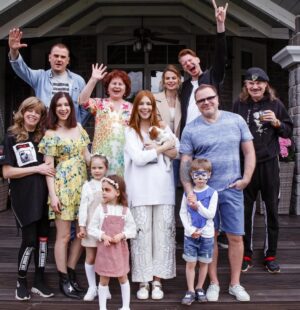 Natalya Podolskaya Instagram - Сегодня день рождения у нашего папы , у нашего обожаемого Петровича -79 лет !!!! Хочу пожелать конечно здоровья, хочу пожелать нескончаемых историй, которые мы так любим , хочу частых посиделок за нашим столом , а потом беречь Вашу дремоту на диване , хочу видеть Вас на сцене с саксофоном и слушать Замок из Дождя , хочу при встрече обнимать Вас , целовать в щеку и слышать-привет , Тусенька ♥️♥️♥️ Люблю Вас , наш папа ♥️. С Днем Рождения 🎉