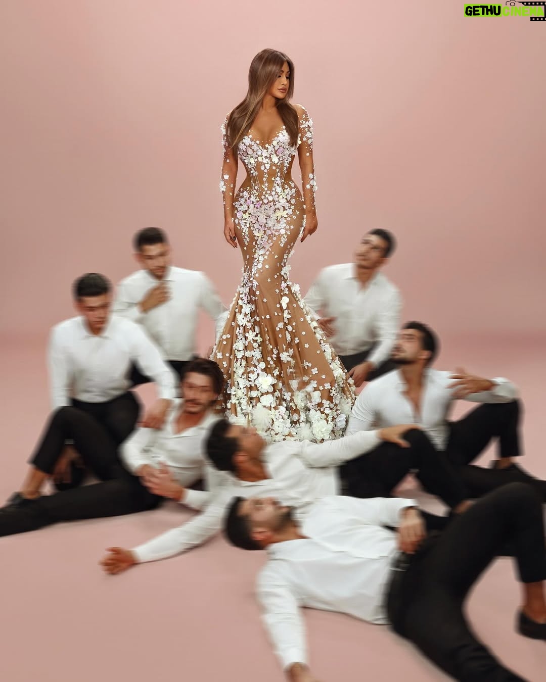 Nawal Al Zoghbi - 73.4K Likes - BAHKI AANAK is available now on YouTube and all the music platforms #bahkiaanak #newsong #nawalelzoghbi
#بحكي_عنك
Photo video @saidmhamadofficial
Dress @sadekmajed
Makeup by @makeupby.jack