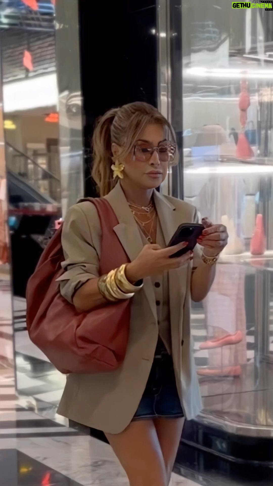 Nawal Al Zoghbi - 66K Likes - NON_STOP 🔥🔥 #fakhametmaalik ❤️
#shopping #nawalelzoghbi
#فخامةمعاليك #نوال_الزغبي
@lifestylezstudios @umusiclb