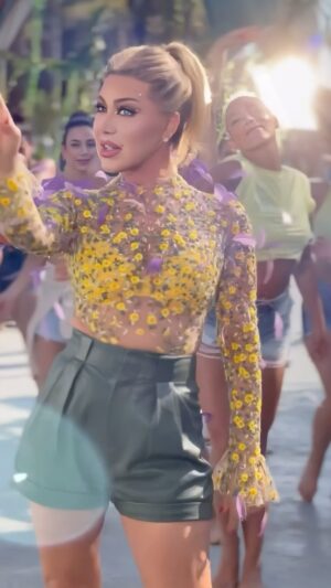 Nawal Al Zoghbi Instagram - يا تعيشي لحد يصونك يا تعيشي لنفسك بس #حفلة #كواليس