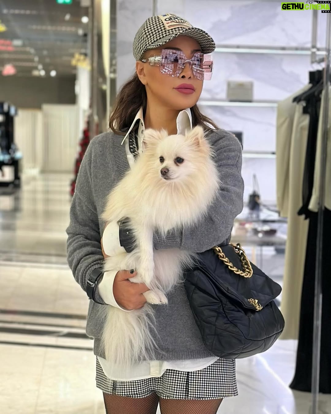 Nawal Al Zoghbi - 63.8K Likes - Long day with #LOULOU #shopping #beirut
#بحكي_عنك
