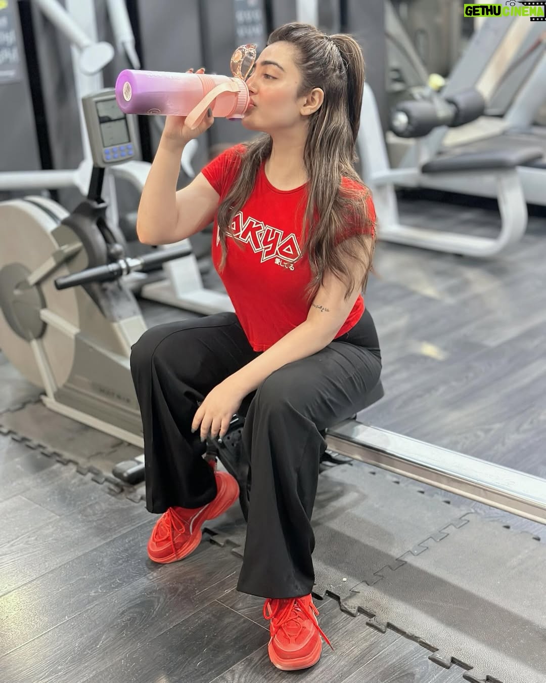 Nawal Saeed - 77.9K Likes - Hey, that’s not how you sit on the rowing machine 💁🏻♀️