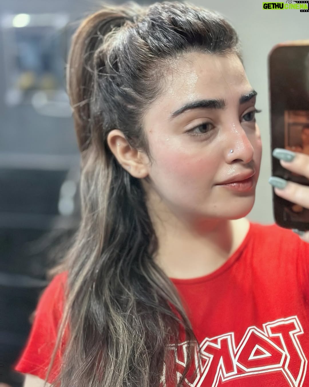 Nawal Saeed - 77.9K Likes - Hey, that’s not how you sit on the rowing machine 💁🏻♀️